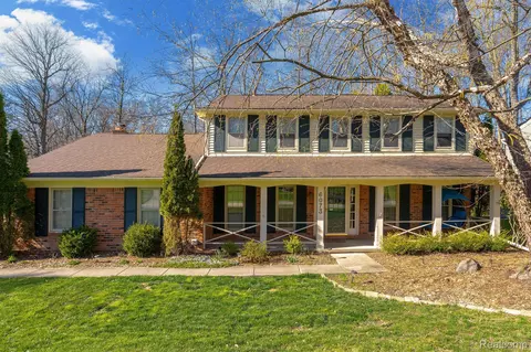 6073 Glen Eagles Dr, West Bloomfield, MI 48323