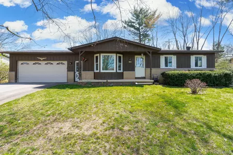 2135 Cross Lake Dr, West Bloomfield, MI 48324