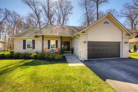 1398 Remsing St, Hartland, MI 48353
