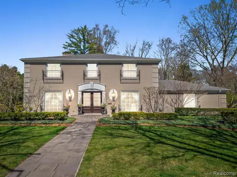 2780 Bradway Blvd, Bloomfield Hills, MI 48301