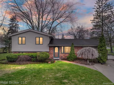 3815 Pomeroy Ave, Waterford, MI 48329