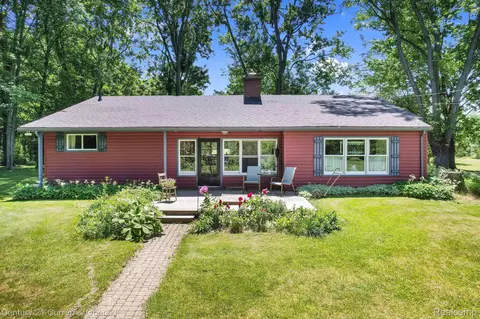 415 W Predmore Rd, Oakland, MI 48363