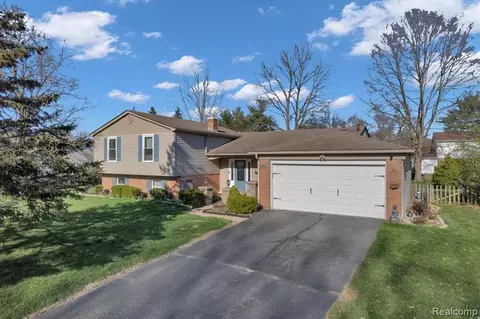 2998 Walmsley Circle Dr, Lake Orion, MI 48360
