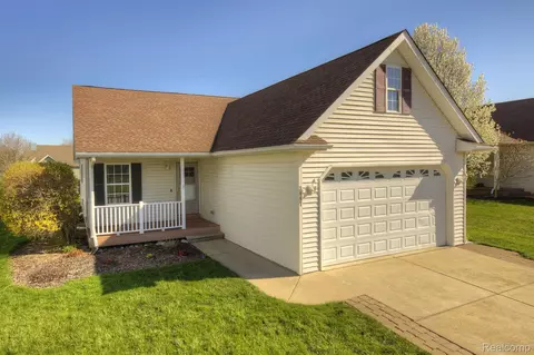 3447 Amber Oaks Dr, Howell, MI 48855