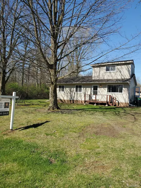 21105 Osmus St, Farmington Hills, MI 48336