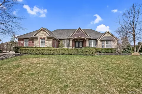 54884 S Grenelefe Cir W, Lyon, MI 48178