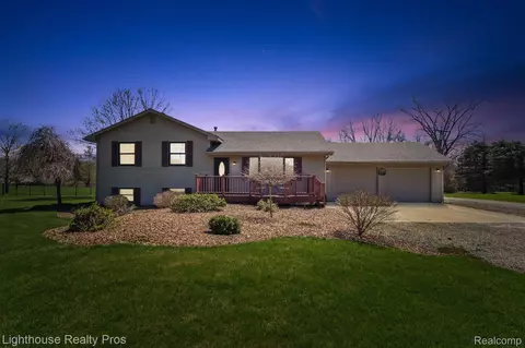 9508 Bitten Dr, Brighton, MI 48114