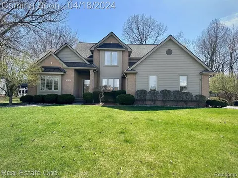 6736 Longhurst Dr, Clarkston, MI 48346