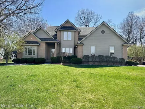 6736 Longhurst Dr, Independence, MI 48346
