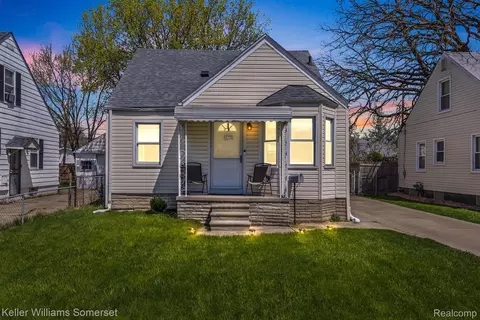 19929 Kenosha St, Harper Woods, MI 48225