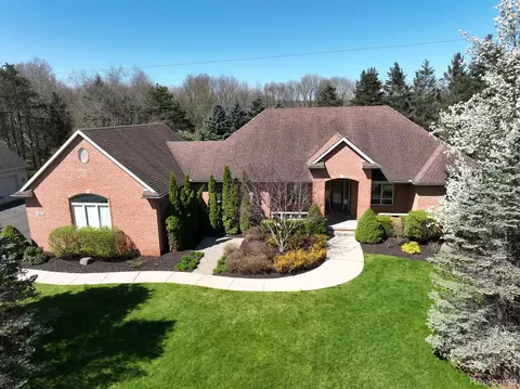2877 Fenton Rd, Hartland, MI 48353
