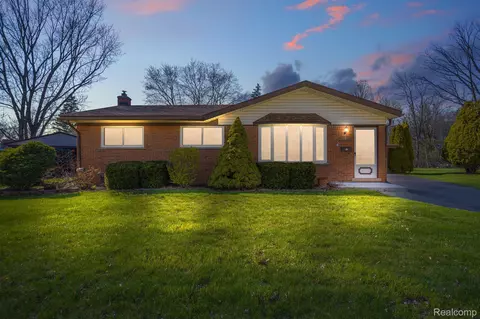 32138 Pembroke St, Livonia, MI 48152