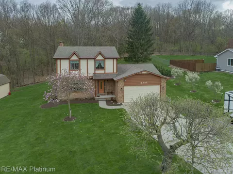 11585 Tipsico Lake Rd, Tyrone, MI 48430
