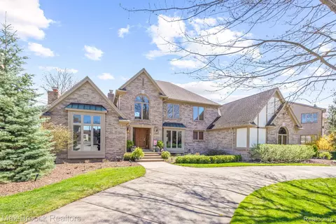 29648 Kenloch Dr, Farmington Hills, MI 48331