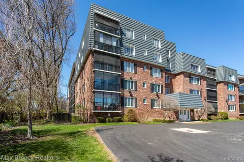 3415 Benjamin Ave #203, Royal Oak, MI 48073