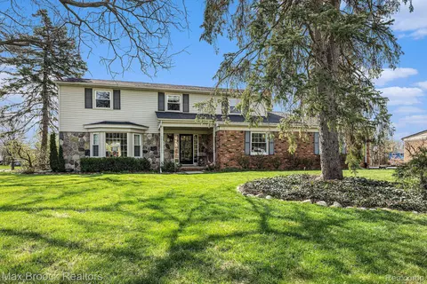 4749 Hedgewood Dr, Bloomfield Township, MI 48301