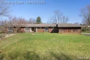 8825 Ortonville Rd, Clarkston, MI 48348