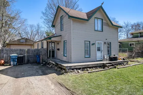 217 College St, Holly, MI 48442