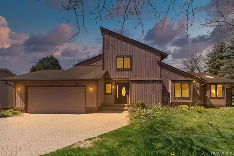 3651 Waldenwood Dr, Ann Arbor, MI 48105