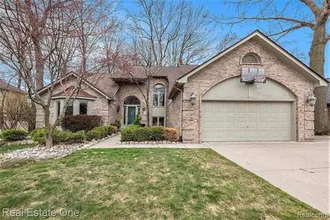 8616 Deanna Ln, Utica, MI 48317