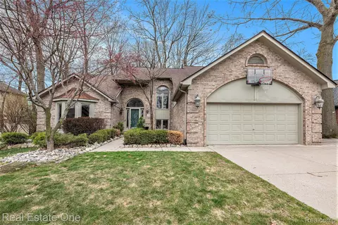 8616 Deanna Ln, Shelby Township, MI 48317
