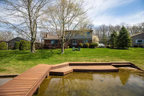 822 Golden Shores Dr, White Lake, MI 48386
