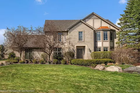 6644 Hill Top Dr, Troy, MI 48098