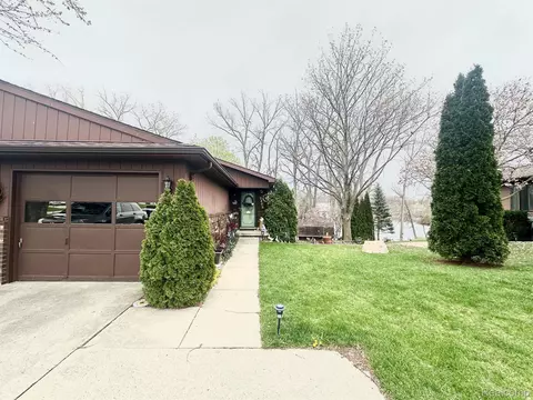 2405 Golden Shore Dr, Fenton, MI 48430