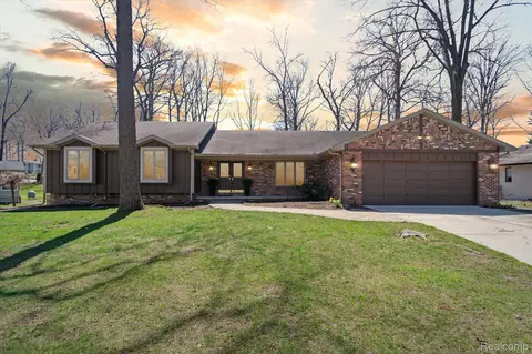 6088 Plantation Dr, Grand Blanc, MI 48439