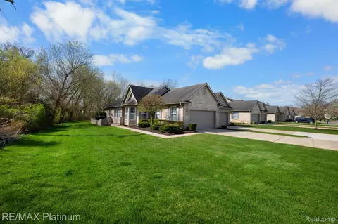 5438 Ivy Ct, Genoa, MI 48843
