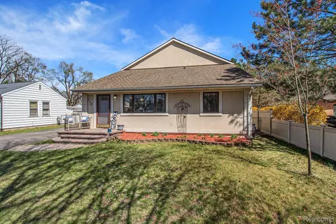 112 N Williams Lake Rd, Waterford, MI 48327