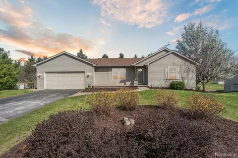 10102 Redhawk Dr, Conway, MI 48872