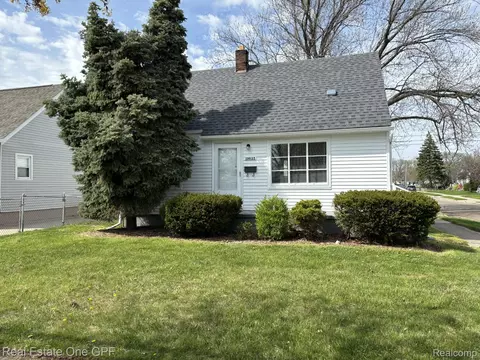 19035 Hazelwood St, Roseville, MI 48066