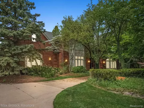 5713 Greenhill Dr, Troy, MI 48098