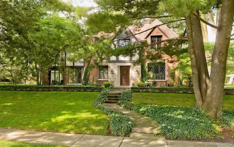 8685 Hendrie Blvd, Huntington Woods, MI 48070