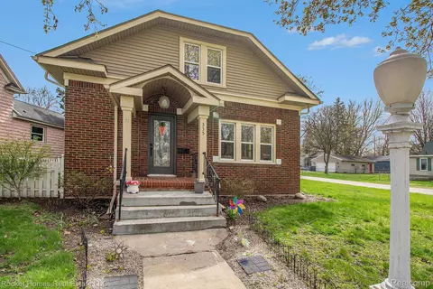 335 W Sibley St, Howell, MI 48843