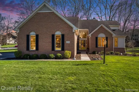 6826 Woodcrest Rdg, Clarkston, MI 48346