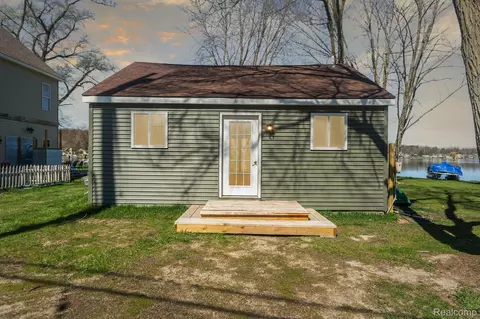 5521 Mabley Hill Rd, Fenton, MI 48430