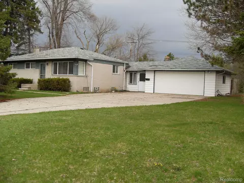 6676 Northview Dr, Independence, MI 48346
