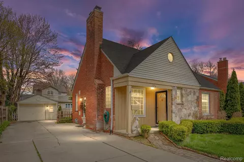 794 Cadieux Rd, Grosse Pointe, MI 48230