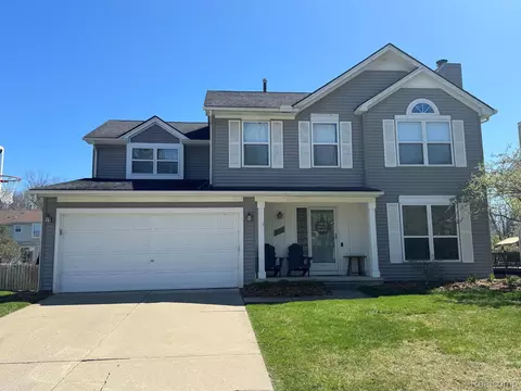 964 S Parkwood Dr, South Lyon, MI 48178