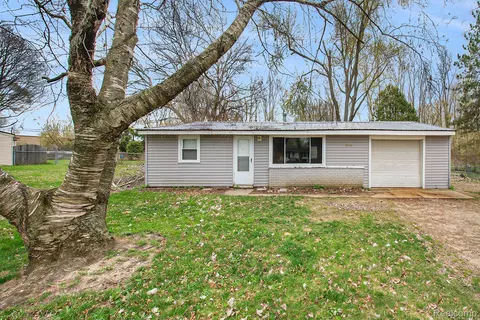 1844 Swaney Rd, Walled Lake, MI 48390