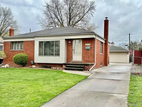 26512 Larchmont St, Saint Clair Shores, MI 48081