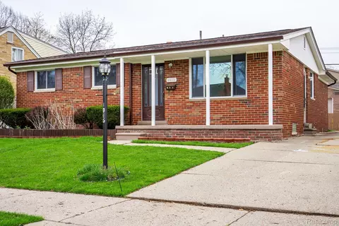 1015 Key West Dr, Clawson, MI 48017