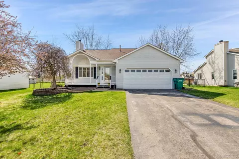 1112 Somerville Dr, Oxford, MI 48371