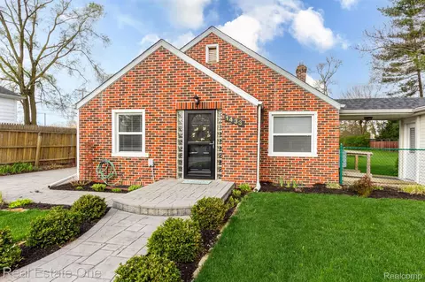 1433 Courtland Blvd, Rochester Hills, MI 48307