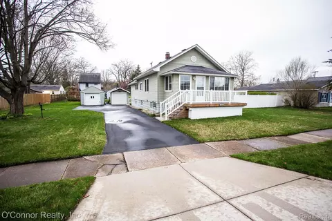 1618 New Hampshire Ave, Marysville, MI 48040