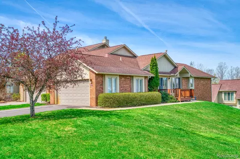 5669 E Hillcrest Cir, West Bloomfield, MI 48322
