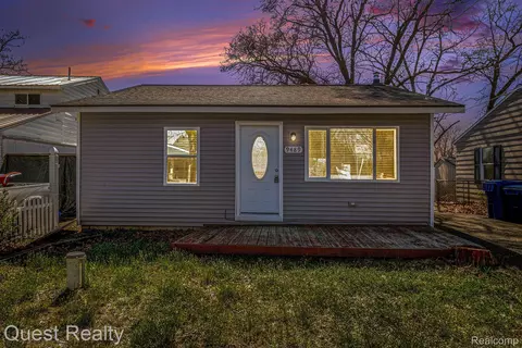 9489 Portage Trl, White Lake, MI 48386