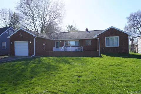 2497 Covert Rd, Burton, MI 48509